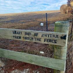 Sarkasmus der Neuseeländer: Herzrhythmusstörung? Berühre den (Elektro)Zaun!