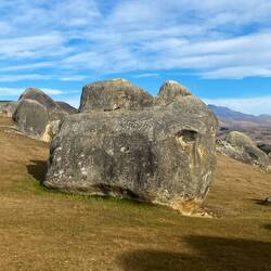 Elephant Rocks - wir sehen ein liegendes Kamel auf einem schlafenden Elephanten