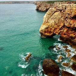 Das Meer wirkt aber hier ein wenig ruhiger und..