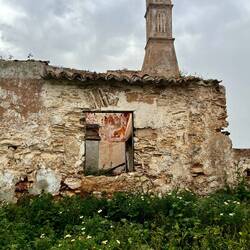 Die Gebäude sind teilweise noch ansatzweise intakt, sodass ich sogar überlege..