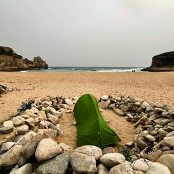 ..ich mein Zelt auf einen Hippiestrand aufschlage.