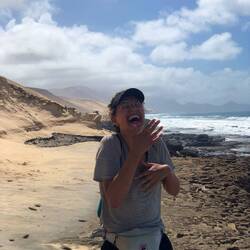 Clara qui rigole beaucoup à mes blagues