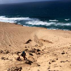 Clara qui escalade la montagne telle une alpiniste