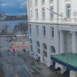 Ausblick von Stephans Zimmer, das innen genauso aussieht, aber Ausblick auf die Binnenalster