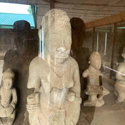 Frau mit 2 Narben über dem Auge