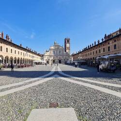 ... et sa place ducale historique