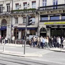 Warteschlange um die Mittagszeit vor dem Restaurant L'Entrecôte Bordeaux