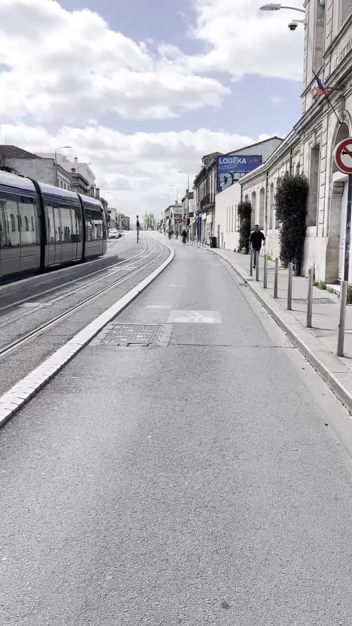 Tram und Fahrradweg