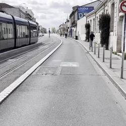 Tram und Fahrradweg