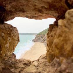 ..teils gut versteckt nur über schmale Pfade..