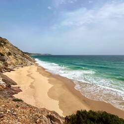 ..kleinere Strände auf, die..