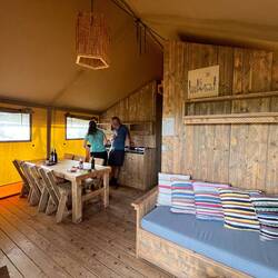 ..gemeinsamen Kochen und Feiern des bevorstehenden Abschlusses.