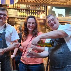 Ο ραούλ αριστερά και δεξιά συνάδελφος με κέρασε κρασί