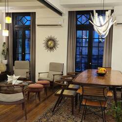 Το λόμπι του ξενοδοχείου. Το ξενοδοχείο είναι ένα κτίριο παλιό που μου μέσα είναι μία κούκλα