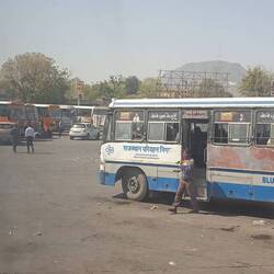 Je n' ai plus pris ce genre de bus mais le niveau au dessus avec siège et clim