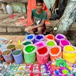 Partout des vendeurs de poudres pour holi