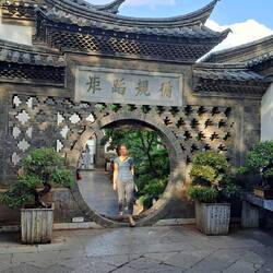 Die Inschrift haben wir uns zur Verhaltensmaxime hier gemacht: "Folge den Regeln" 😅