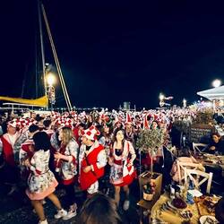 Karneval in Preveza mit der Flying Orca im Hintergrund