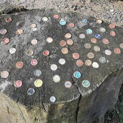 Bestimmt hat da einer mal mit angefangen und jetzt ist es ein Gemeinschaftskunstwerk