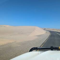 Sanddünen reichen bis zur Straße