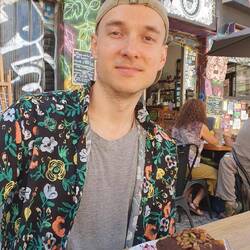 Als postre (Nachspeise) gibt es einen veganen Brownie.