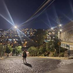 Kurz vor dem Apartment genießen wir die Nachtbeleuchtung.