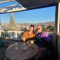 Wir finden nach Concepción und auf eine Dachterrasse. Das Gebäude hat ein junger Mann geerbt.