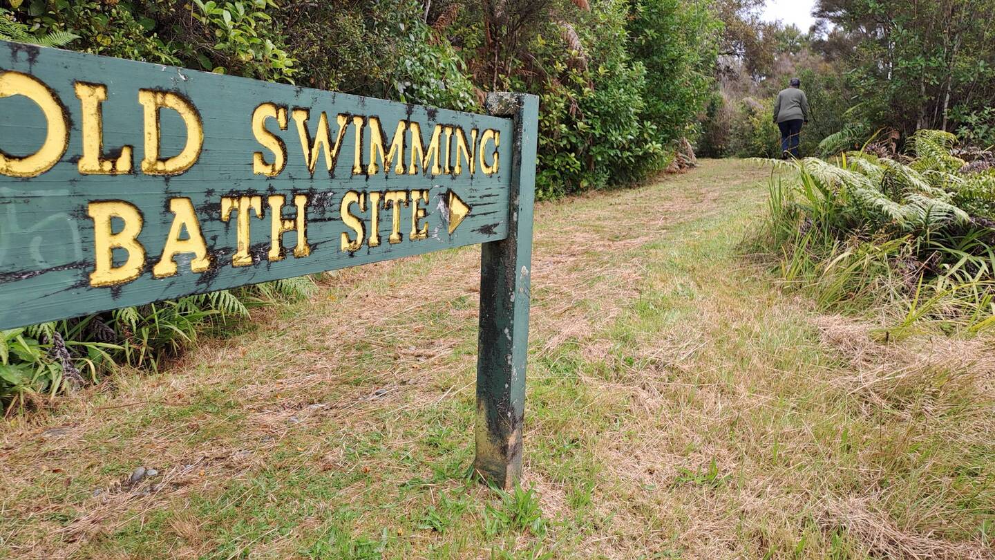 Swimming Pool complex now disused. Was huge and popular in it's day.