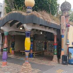 Toilette von Hundertwasser, der 1983 neuseeländischer Staatsbürger, gestaltet in Kawa, Bay of Island