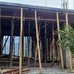 So werden hier Häuser/ Bauten gestützt - ein Hoch auf Bambus