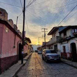 Sonnenuntergang in einem ruhigen Stadtteil.