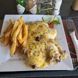 Schnitzel mit Käse überbacken
