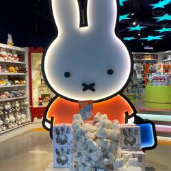 Irgendwie kommt mir Miffy bekannt vor... lief das früher im Fernsehen!?📺