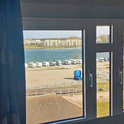 Der Ausblick aus unserem Zimmer. Hier können wir die Fähren und Kreuzfahrtschiffe beobachten