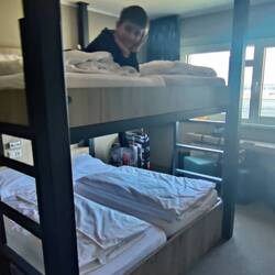 Im Hotel haben wir dann erstmal die Betten getestet, und Flo hatte Spass in seinem oberen Stockwerk