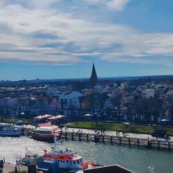 Aus dem Konferenzraum, ein Stockwerk höher, guckt man auf den alten Strom