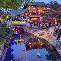 Und mit der Dämmerung wird alles bunt und schön beleuchtet