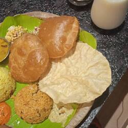 Dernier repas à Delhi des jeunes serveurs aux petits soins qui m'ont accompagné jusqu'au taxi ensuit