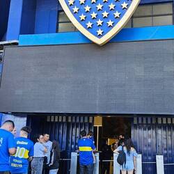 Είσοδος του σταδίου, το οποίο είναι το μόνο στον κόσμο που δεν έχει οβαλ σχήμα, είναι ένα D