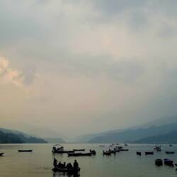LakeSide Pokhara mit vielen Menschen