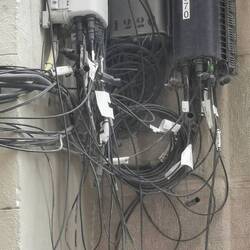 Diese Konstruktion erinnert mich an Ägypten, wo sich meine Fensterläden immer in Kabeln verhedderten