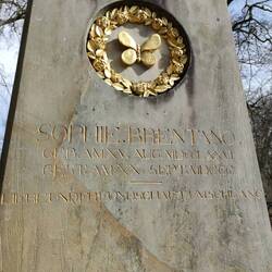 Grabinschrift Sophie Brentano