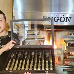 Ο malcolm και τα μαχαίρια από ασήμι