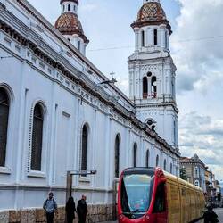 Hochmoderne Tram und Iglesia Santísimo Rosario