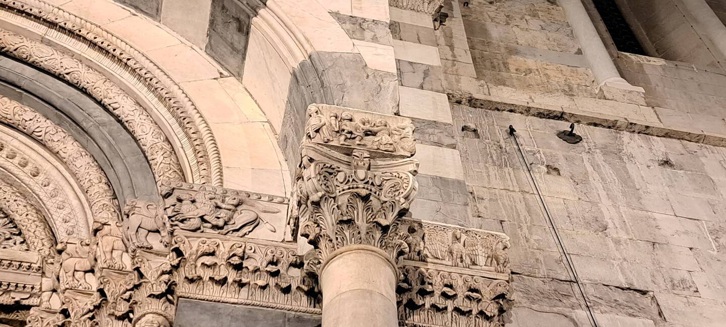 Particolare di un'entrata laterale del duomo