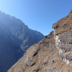Der Weg schlängelt sich am Abhang entlang