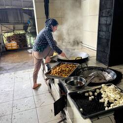Kochen für 100 Menschen mit Liebe, Körpereinsatz und viel Holz