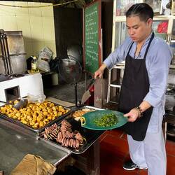 Das ist der Küchenchef. Er kocht sehr gut.