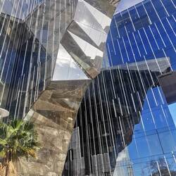 Der Bau erinnerte und an dem Diamanten in Antwerpen - unserer letzten gemeinsamen Reise.