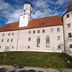 Schopper looks so tiny compared to the Schloss.
